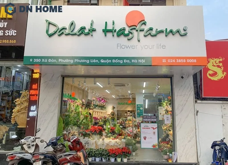 Mẫu bảng hiệu shop hoa tươi với màu sắc và font chữ kết hợp hài hoà