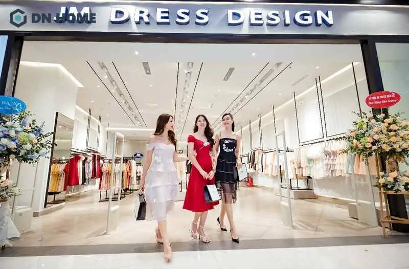 Bảng hiệu shop quần áo công sở phông chữ thanh mảnh, đèn hắt sáng nhẹ sang trọng