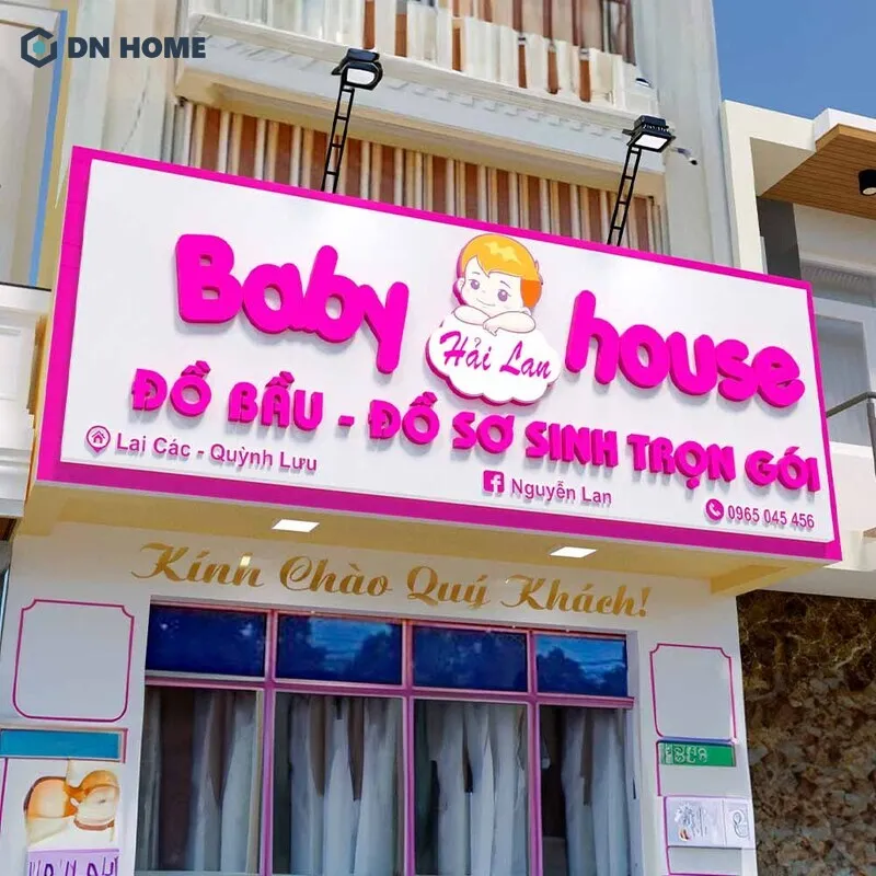 Thiết kế bảng hiệu shop mẹ và bé kiểu chữ màu hồng, icon em bé dễ thương