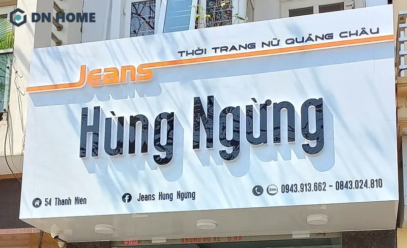 Thông tin liên hệ được đặt ở phía dưới có cỡ chữ vừa phải