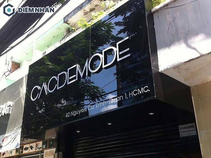 Thiết kế biển hiệu shop quần áo bằng chất liệu mica sáng bóng, dễ vệ sinh