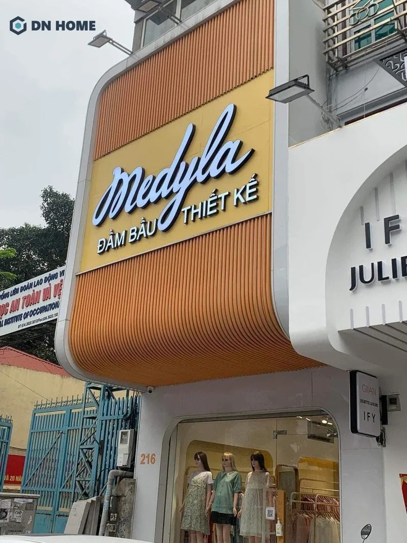 Bảng hiệu chữ nổi đèn LED cho shop thời trang nữ có hiệu ứng ánh sáng bắt mắt