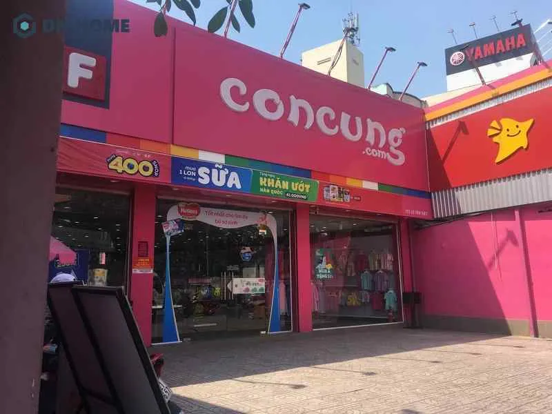 Bảng hiệu cửa hàng trẻ em với tông màu hồng chủ đạo, kiểu chữ vui nhộn