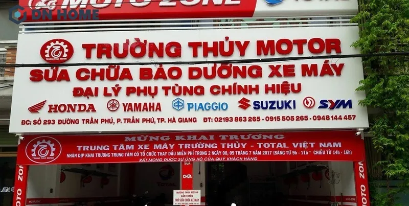 Bảng hiệu tiệm sửa xe sử dụng tông chữ đỏ trên nền trắng nổi bật