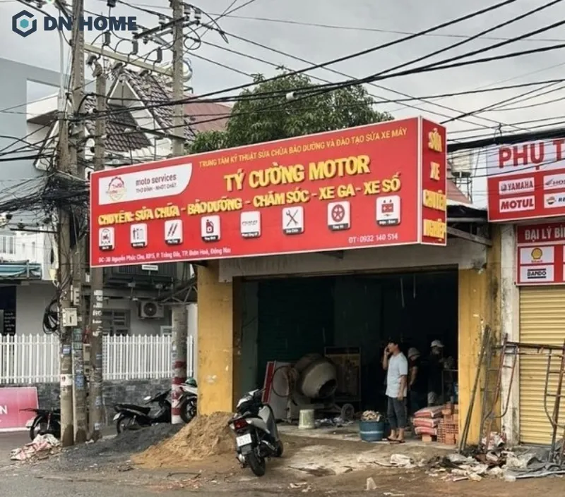 Bảng hiệu được thiết kế với kích thước lớn, nổi bật