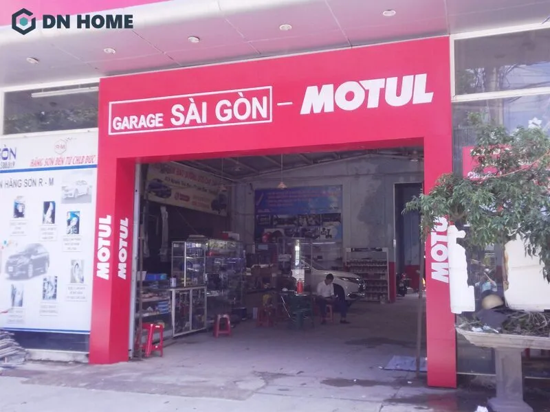 Bảng hiệu lớn toàn bộ bề ngang mặt tiền, khoảng cách phù hợp với người đi đường