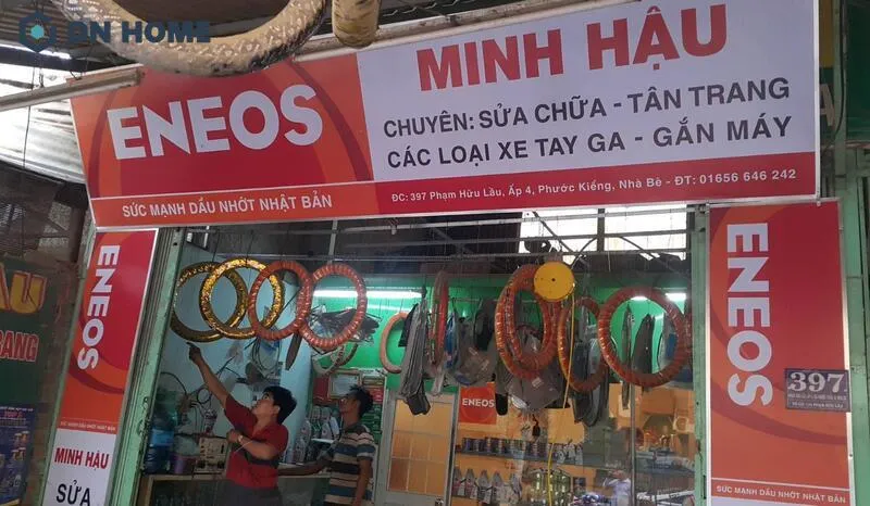 Mặt tiền tiệm sửa xe với bảng hiệu bắt mắt