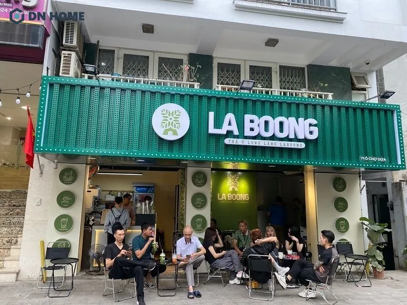 Biển hiệu trà sữa có logo, tên thương hiệu rõ ràng, đẹp mắt