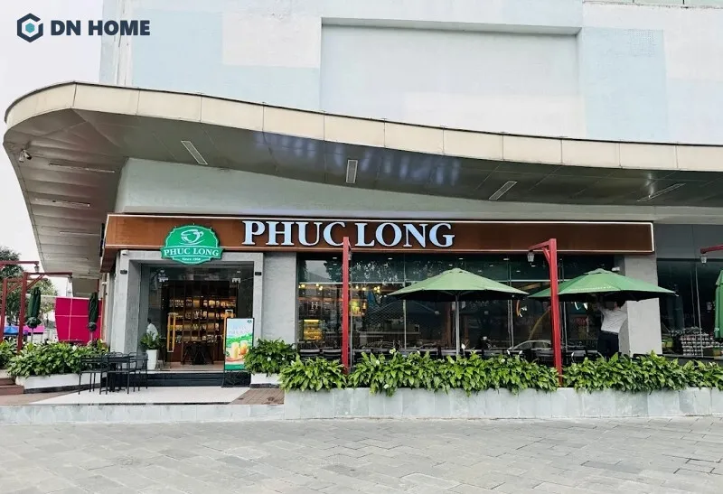 Tên thương hiệu và logo trên biển hiệu trà sữa nên được đặt ngắn gọn, dễ nhớ