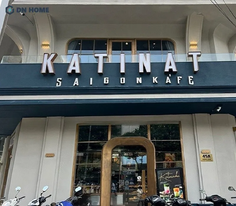 Chú ý đến kích thước chữ trên bảng hiệu trà sữa để khách hàng có thể dễ dàng quan sát từ xa