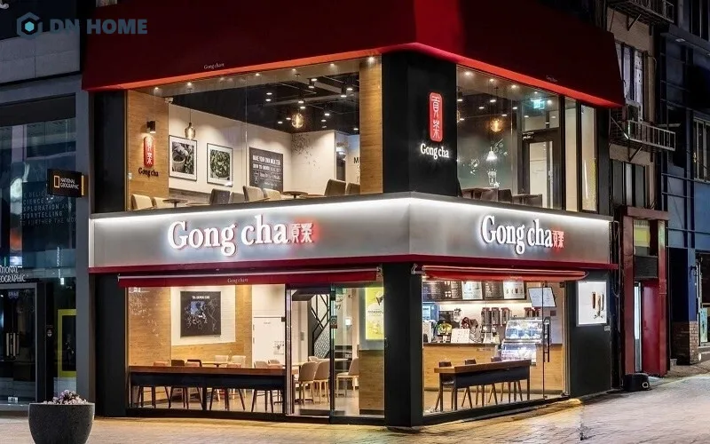 Bảng hiệu trà sữa nổi bật về đêm, thu hút mọi ánh nhìn