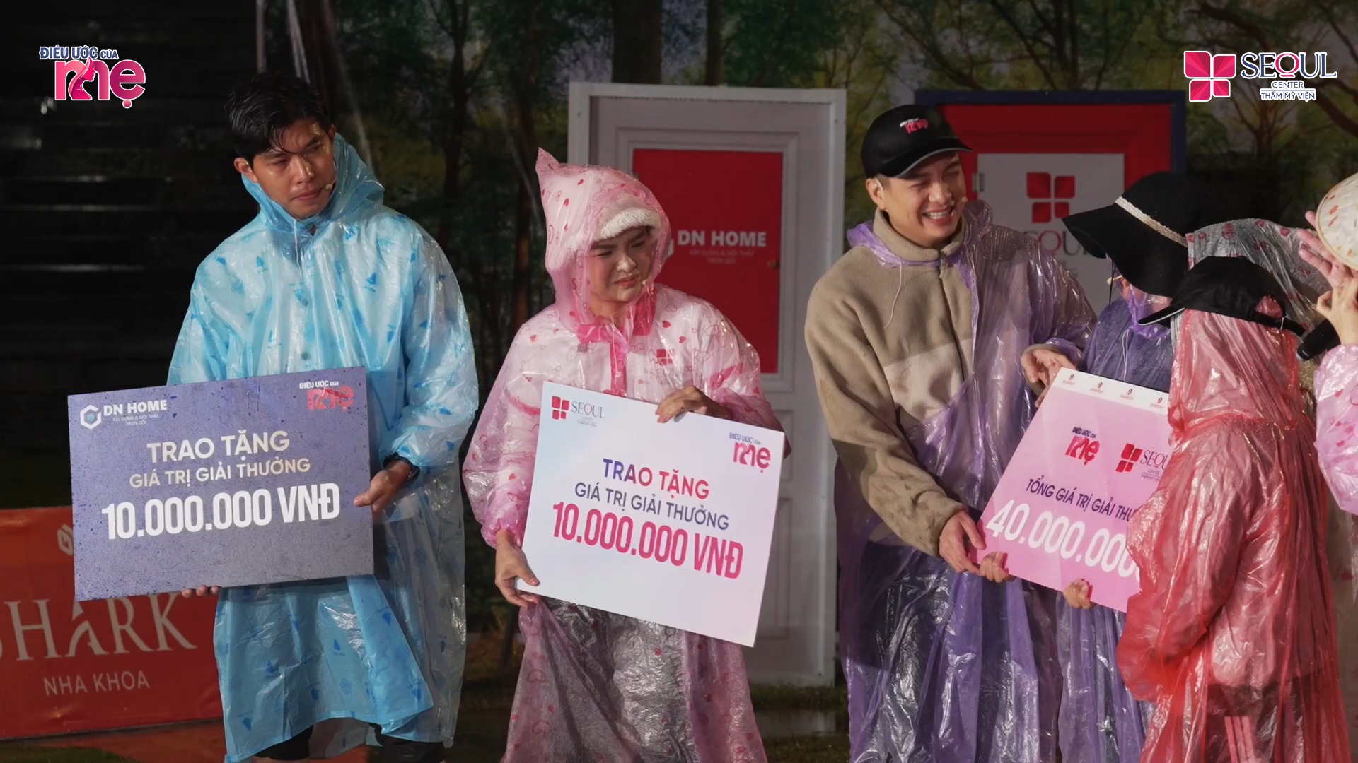 CEO Lý Vinh Tôn đại diện DN HOME trào tăng giải thưởng cho hai gia đình khó khăn trong chương trình