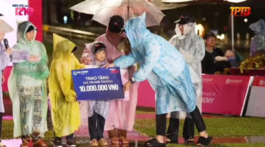 Đại diện DN HOME tài trợ cho gia đình chị Hằng 10 triệu đồng cùng nhiều phần quà khác