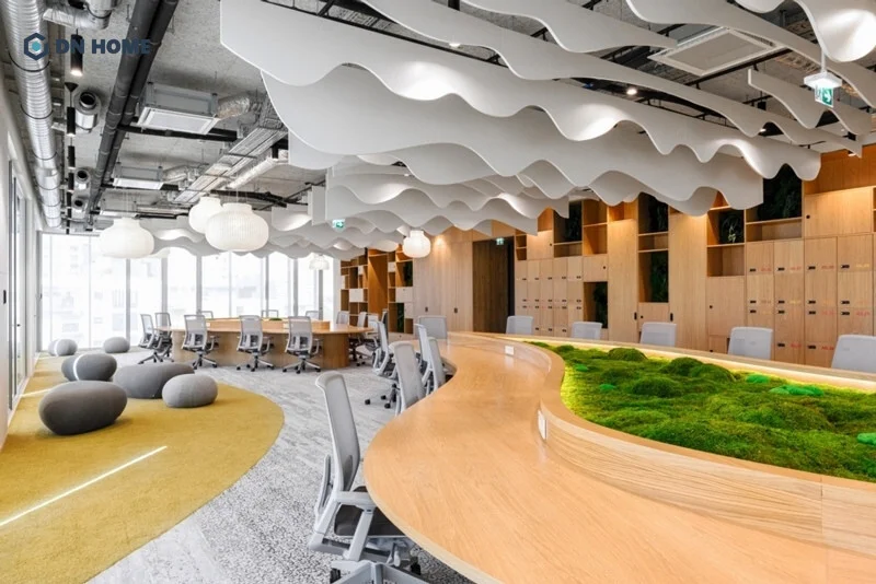 Thiết kế văn phòng tối ưu hoá ánh sáng tự nhiên và bố trí thêm cây xanh giúp giảm căng thẳng, tăng năng lượng tích cực khi làm việc