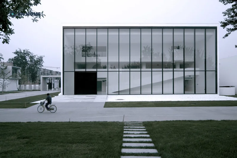 Nhà văn phòng 2 tầng phong cách hiện đại sử dụng chất liệu kính và kim loại làm chủ đạo