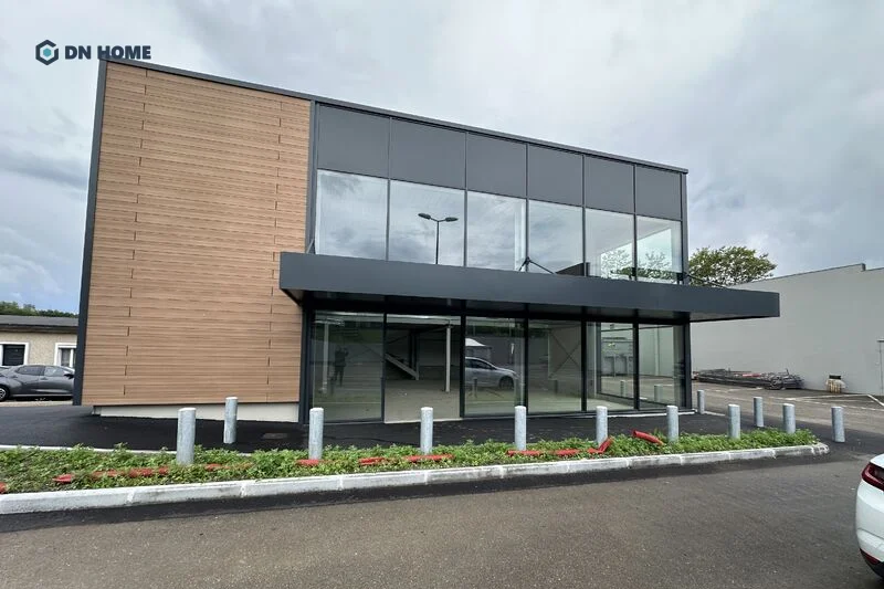 Mẫu văn phòng 2 tầng phong cách đơn giản lược bỏ các chi tiết rườm rà, hướng đến vẻ đẹp tinh tế