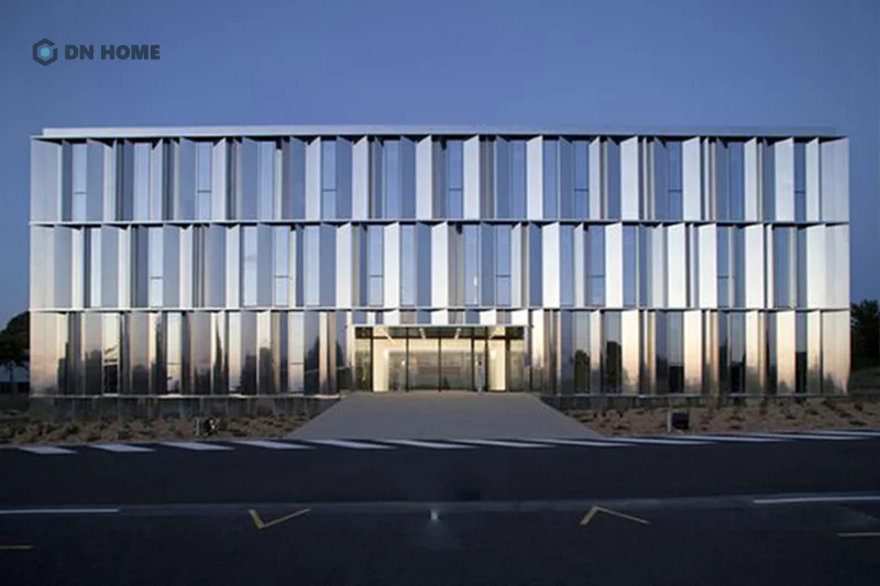 Mẫu văn phòng 3 tầng thiết kế với phong cách sang trọng, cao cấp sử dụng chất liệu kính phản quang làm điểm nhấn