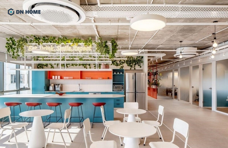 Thiết kế pantry với bức tường đầy màu sắc giúp không gian thêm sinh động