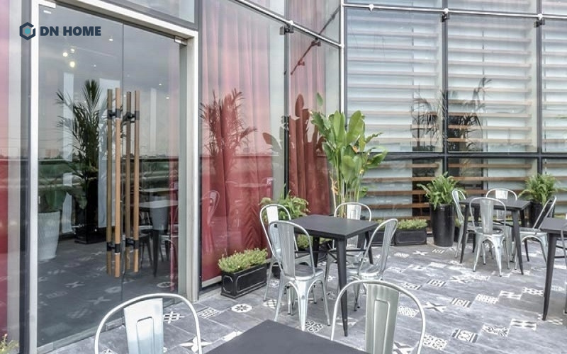 Thiết kế pantry kết hợp ban công tạo ra không gian rộng rãi, thoáng mát