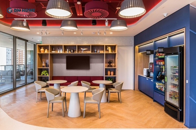 Thiết kế pantry văn phòng có bố trí bàn ăn nhỏ và các vật dụng tiện nghi