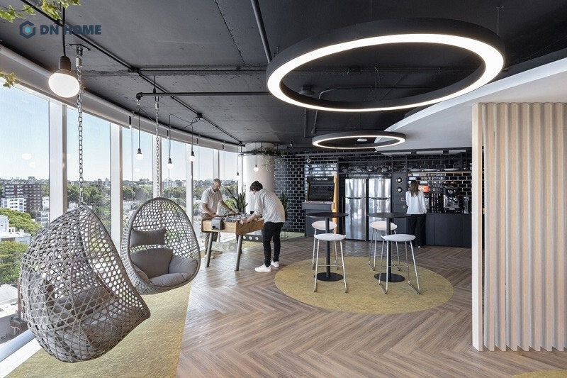 Pantry kết hợp ghế thư giãn và bàn bi lắc giúp nhân viên giải trí nhẹ nhàng