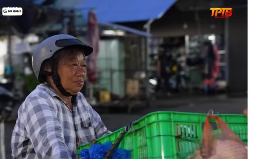 Người dì bị mắc vô vàn căn bệnh, nỗi đau thể xác luôn hiện diện mỗi ngày nhưng dì vẫn mạnh mẽ bán hàng rong nuôi sống hai cháu