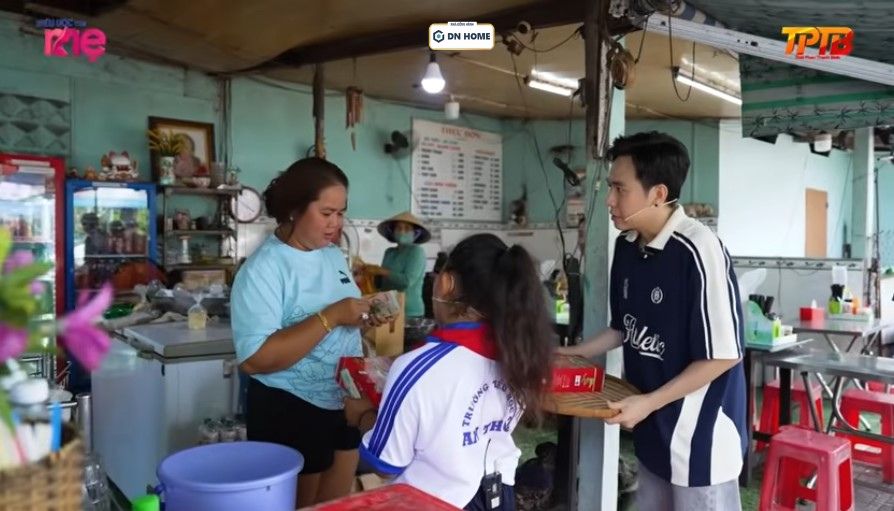 Khách mời Anh Đức nỗ lực vượt qua thử thách để giành lấy những phần thưởng giá trị cho các gia đình khó khăn