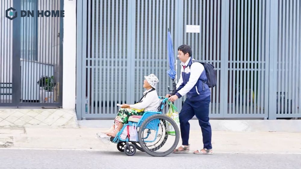 Hai bà cháu Hoàng rong ruổi khắp nẻo đường kiếm sống bằng nghề bán vé số