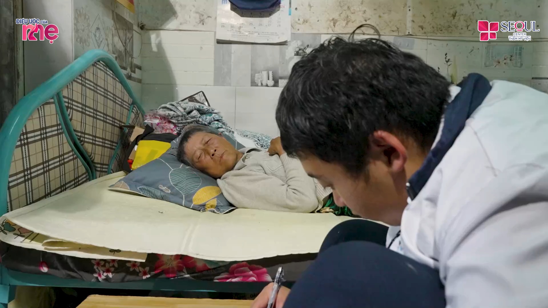 Dù cuộc sống hai bà cháu vất vả, vô vàn khó khăn nhưng Hoàng vẫn chăm chỉ học hành vì một tương lai tươi sáng