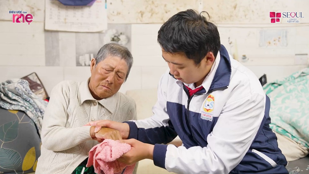 Bà bị tai biến, mất khả năng lao động, đi lại, nên một mình Hoàng chăm sóc bà mỗi ngày