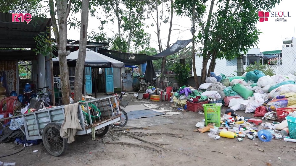 Ba mẹ con chị Huệ nương tựa nhau sống trong căn nhà xập xệ, nhỏ bé, bao quanh là ve chai ô nhiễm