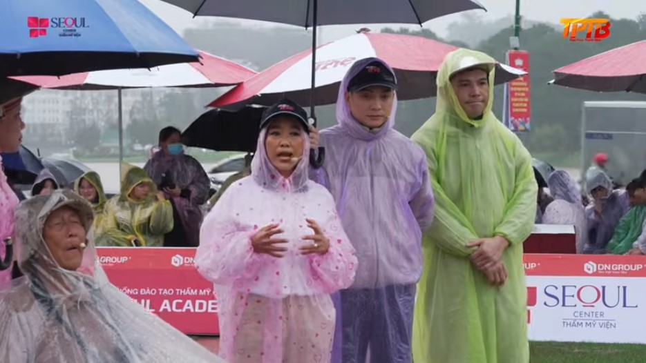 Ca sĩ Đoan Trang khóc nức nở, thương xót cho số phận của cháu Hoàng và bé Như Quỳnh