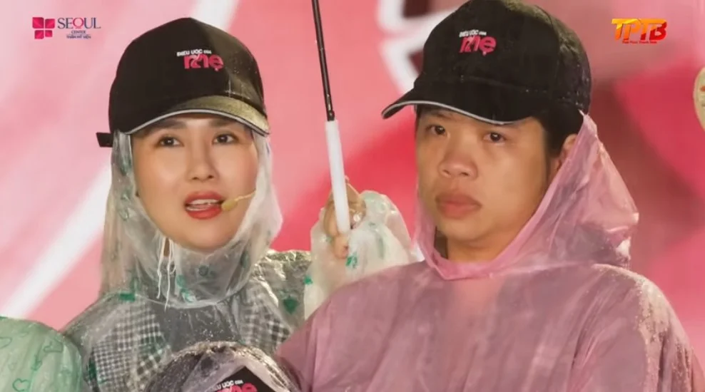 Ca sĩ Võ Hạ Trâm an ủi, động viên gia đình chị Hằng