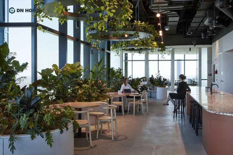 Cây xanh được bố trí “dày đặc” bên trong không gian nội thất văn phòng phong cách Biophilic