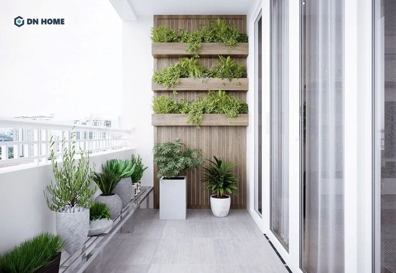 Thiết kế ban công chung cư với nhiều chậu cây xanh tạo không gian mở tràn đầy sức sống