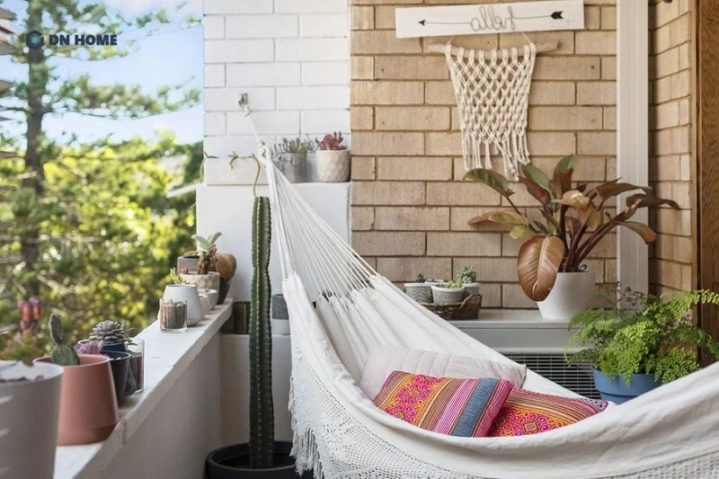 Thiết kế ban công chung cư thư giãn với chiếc võng êm ái