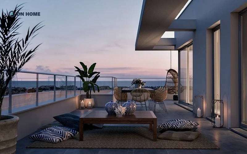 Thiết kế ban công chung cư có diện tích lớn, với điểm nhấn là bộ bàn trà kiểu Nhật