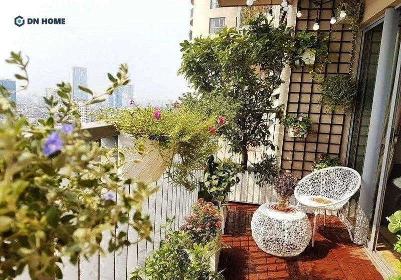 Trang trí ban công tràn ngập cây xanh giúp bạn dễ dàng hòa mình vào thiên nhiên ngay giữa không gian sống của riêng mình