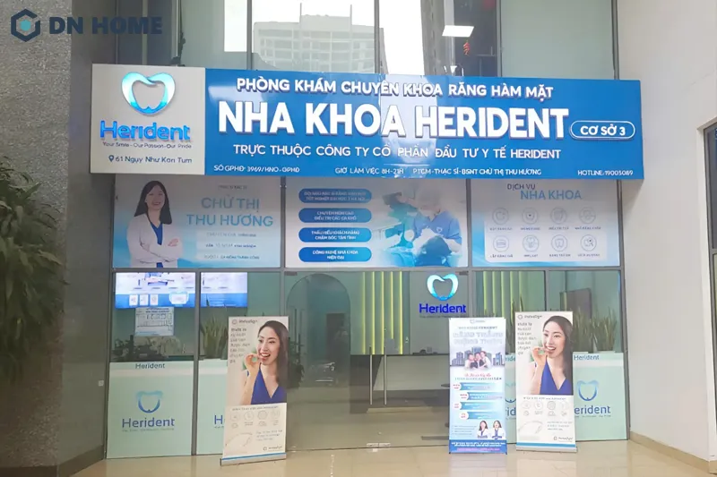 Biển hiệu nha khoa được thiết kế theo phong cách hiện đại, hướng đến khách hàng cao cấp