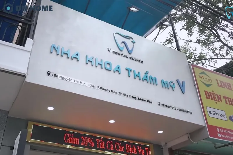 Mẫu bảng hiệu phòng khám nha khoa được thiết kế theo phong cách tối giản, hiện đại