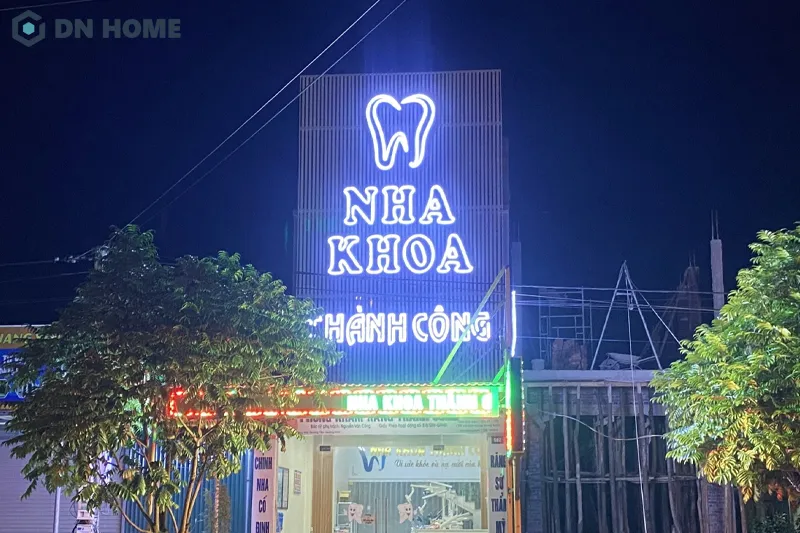 Sử dụng đèn LED là cách thông minh giúp biển hiệu nha khoa luôn nổi bật lẫn ngày và đêm