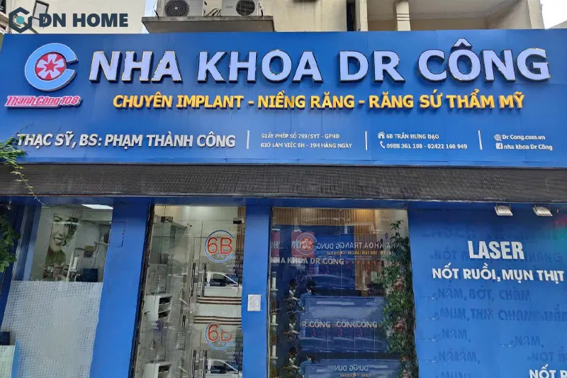 Bảng hiệu nha khoa được làm từ chất liệu mica nổi dễ dàng tạo điểm nhấn thẩm mỹ