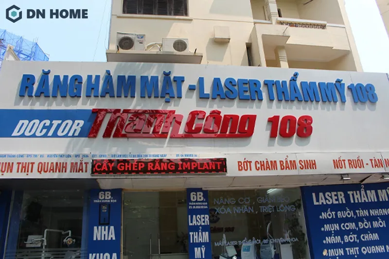 Nên kết hợp thêm bảng hiệu chạy đèn LED để nâng cao hình ảnh hiện đại, chuyên nghiệp cho nha khoa