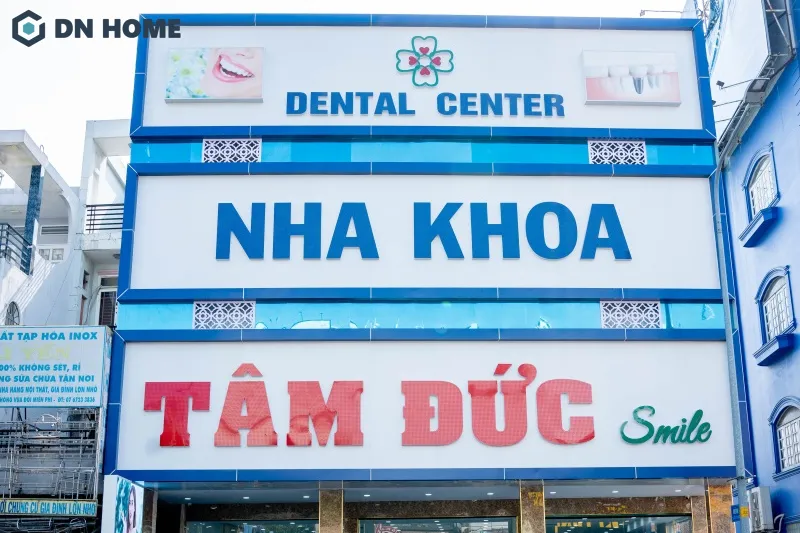 Với mặt bằng lớn, nên ưu tiên thiết kế bảng hiệu nha khoa có kích thước phù hợp