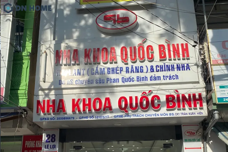Bảng hiệu nha khoa được thiết kế với gam màu đỏ nổi bật trên nền trắng