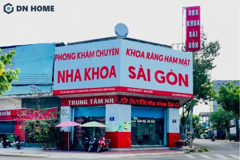 Với các phòng khám tại góc đường, nên tận dụng 2 mặt tiền để làm bảng hiệu lớn quảng cáo nha khoa