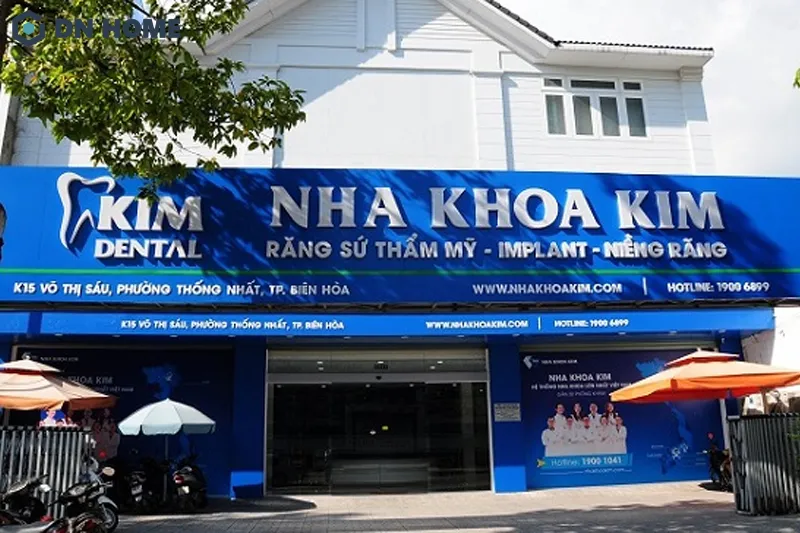 Bảng hiệu nha khoa chữ nổi Mica dễ dàng tạo điểm nhấn nổi bật, thu hút khách hàng