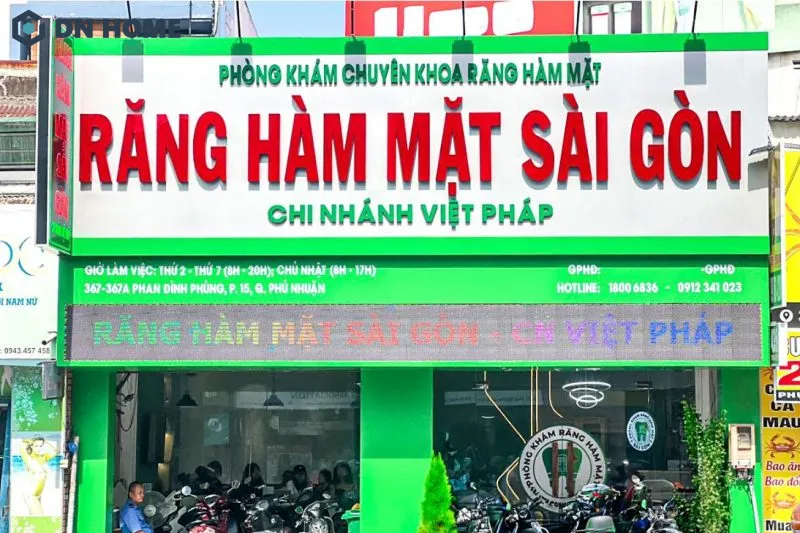 Bảng hiệu chữ nổi mica được thiết kế với màu sắc nổi bật dễ dàng tạo điểm nhấn mặt tiền nha khoa