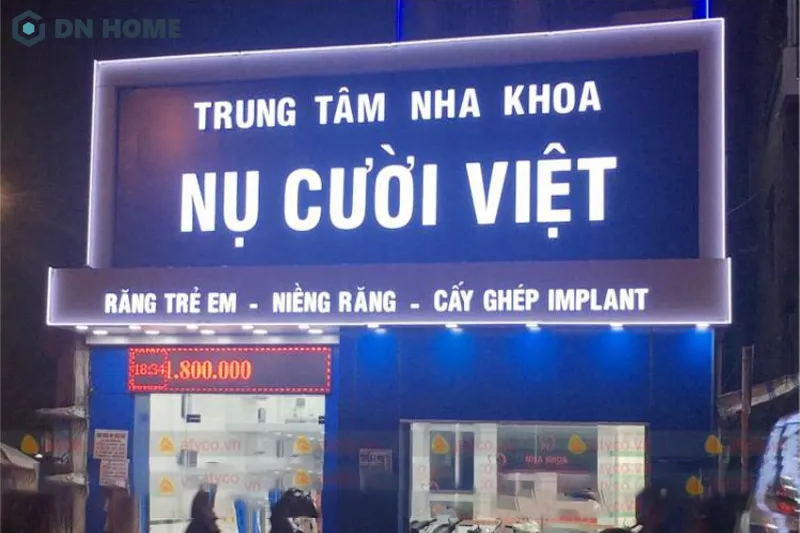 Sử dụng đèn LED khi thiết kế bảng hiệu phòng khám nha khoa sẽ giúp phòng khám trở nên nổi bật cả ngày lẫn đêm