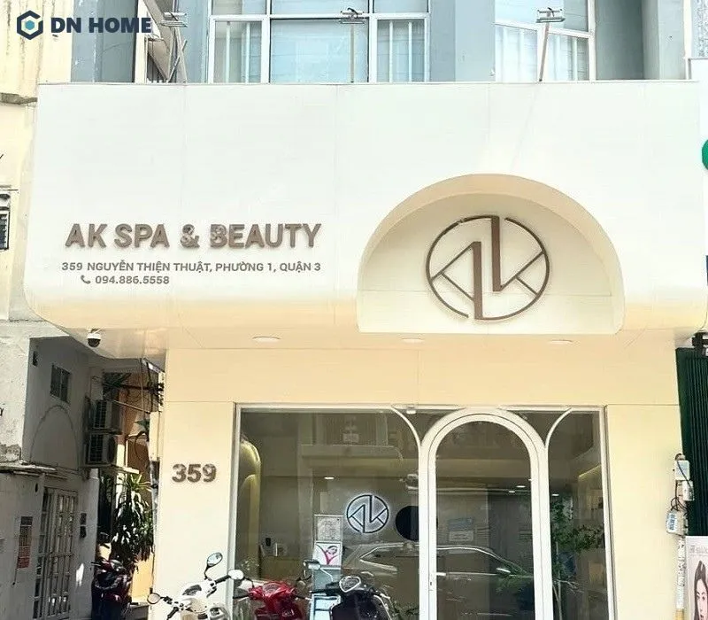 Bảng hiệu spa chứa thông tin cơ bản như tên, logo, địa chỉ và số điện thoại giúp khách hàng dễ dàng nhận biết và liên hệ